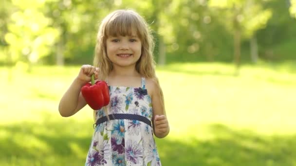 Chica jugando con un vegetal pimienta — Vídeo de stock