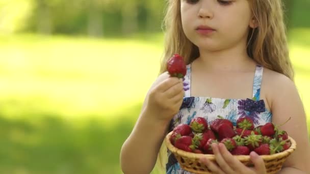 Mädchen isst Erdbeeren — Stockvideo