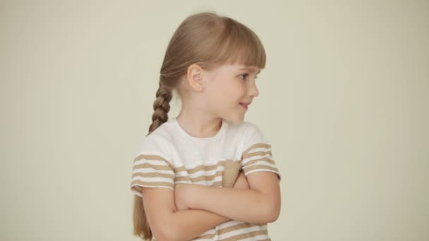 Fille est debout avec les mains pliées — Video