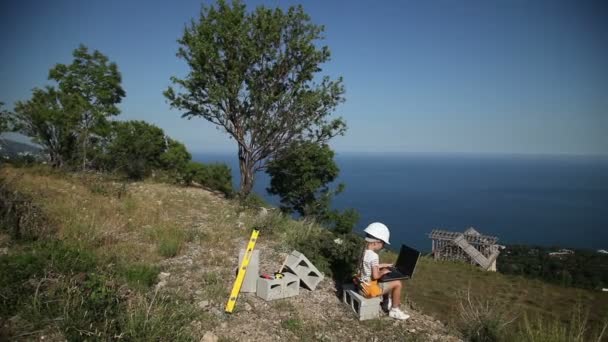 Ragazza sta tenendo il computer portatile . — Video Stock