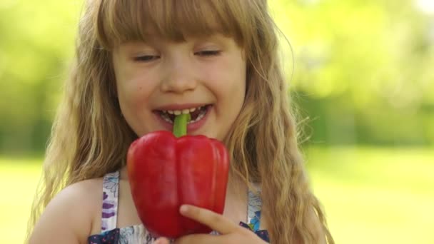 Meisje houdt van een plantaardige — Stockvideo