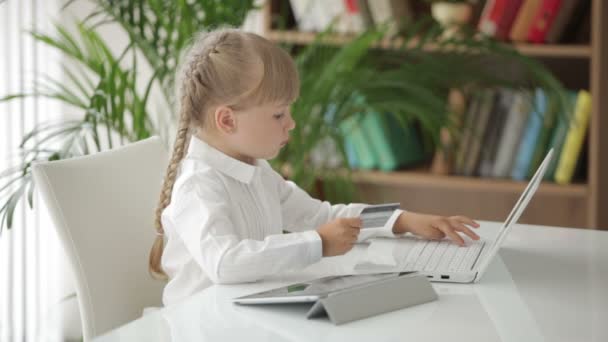 Niña sosteniendo tarjeta de crédito — Vídeo de stock