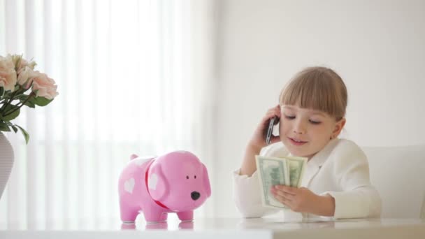 Businesswoman talking on the phone — Stock Video