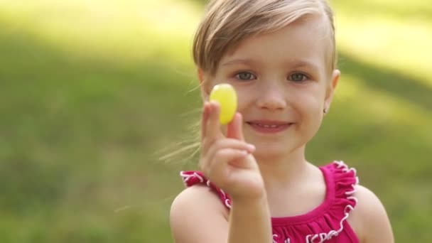 Petite fille mangeant des raisins . — Video