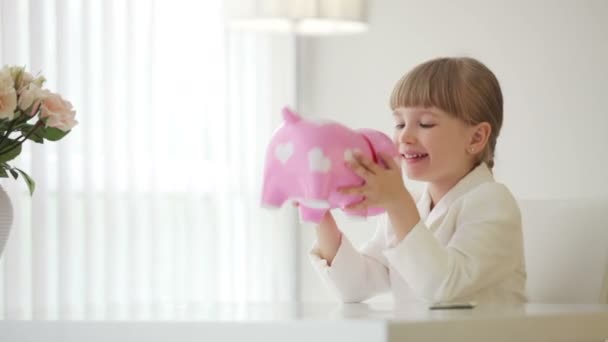 Girl holding piggy bank — Stock Video