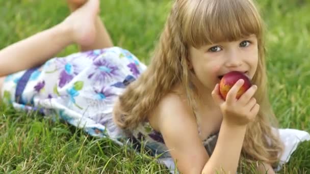 Meisje eten een perzik — Stockvideo