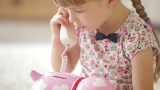 Schönes kleines Mädchen mit Hörer — Stockvideo
