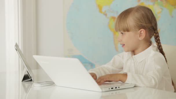 Schöne kleine Mädchen mit Laptop — Stockvideo