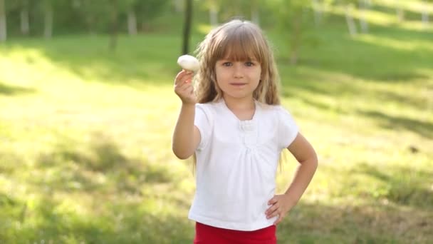 Kind hält Pilz in der Hand — Stockvideo