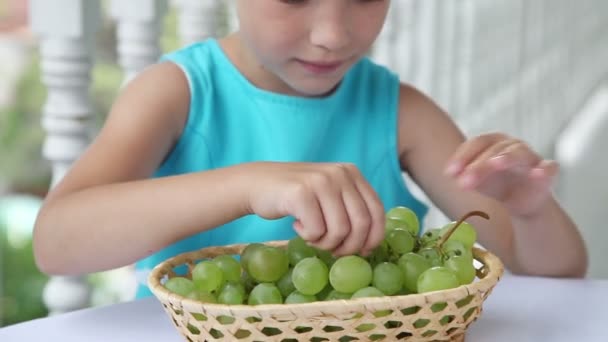 Девушка ест виноград . — стоковое видео