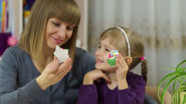 Madre y niña sonriendo — Vídeo de stock