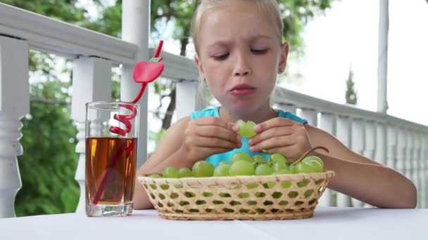 孩子吃葡萄 — 图库视频影像