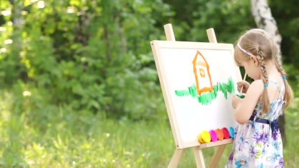 Kleines Mädchen zeichnet ein Traumhaus — Stockvideo