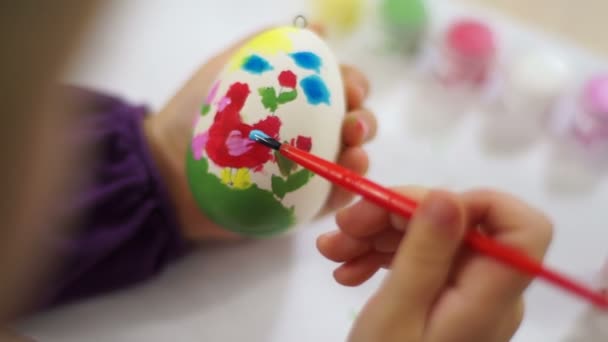 Criança que decora ovo de Páscoa — Vídeo de Stock