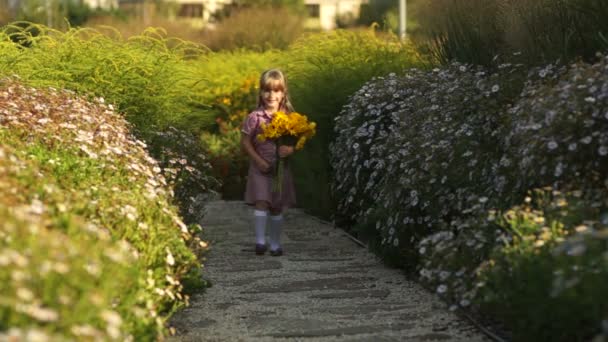 Meisje met bloemen wandelen — Stockvideo