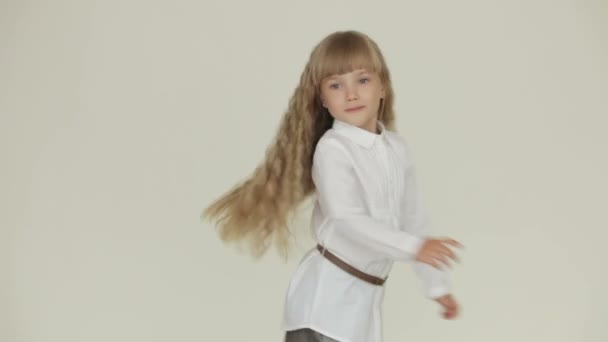 Смешная маленькая девочка позирует — стоковое видео