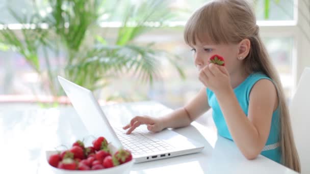 Kleines Mädchen mit Laptop — Stockvideo