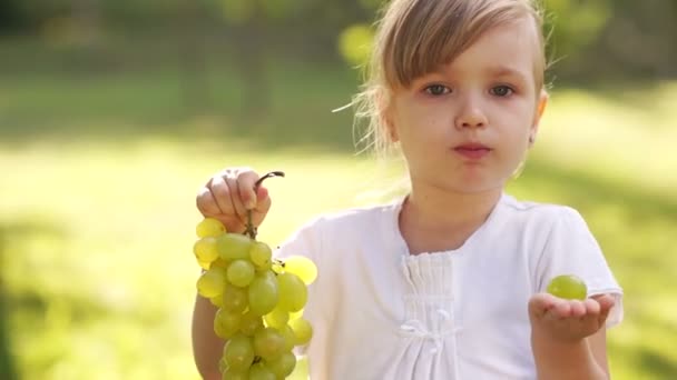 Niña sosteniendo uvas — Vídeos de Stock