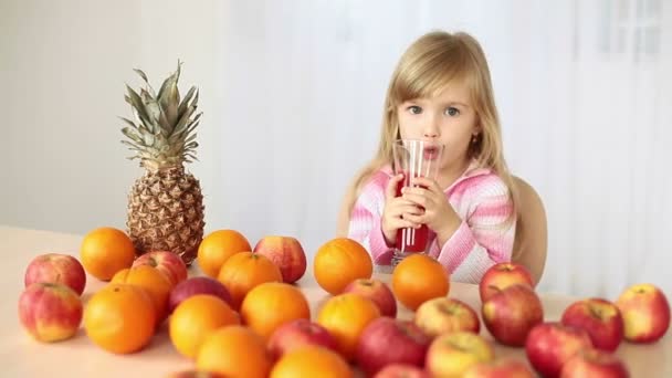 Criança bebendo suco de laranja — Vídeo de Stock