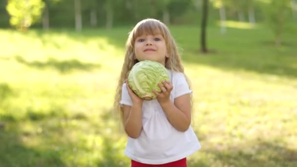 Ребенок держит капусту — стоковое видео