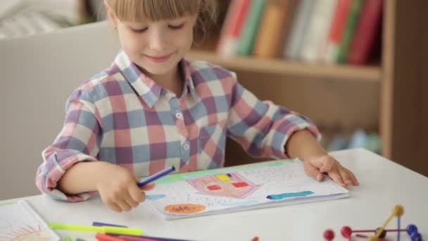Meisje tekening met gekleurde potloden — Stockvideo