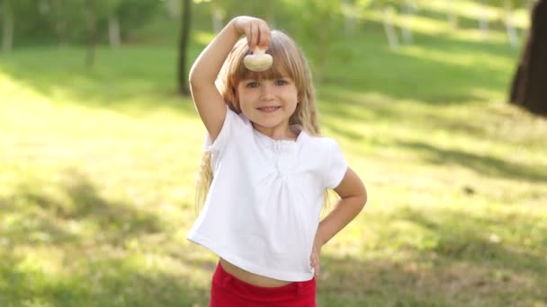 Enfant tenant un champignon — Video