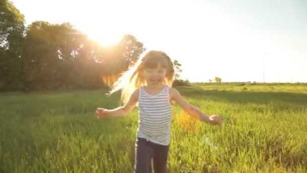 Meisje uitgevoerd in veld — Stockvideo