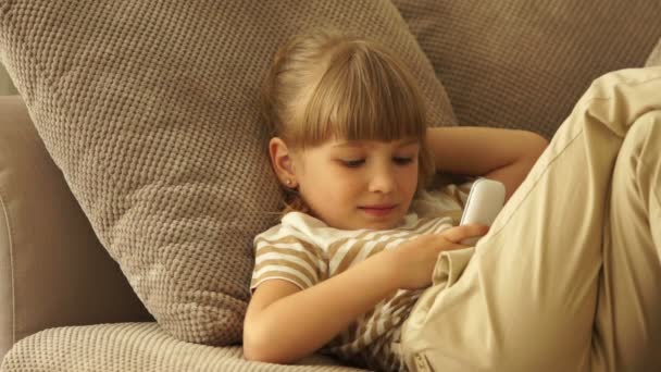 Niña descansando en el sofá — Vídeo de stock