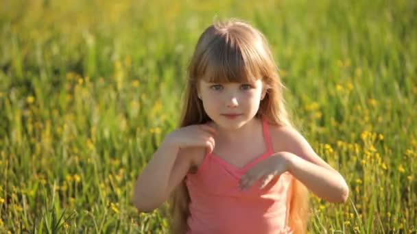 Girl  sitting on field — Stock Video