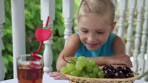 Meisje zitten aan een tafel — Stockvideo