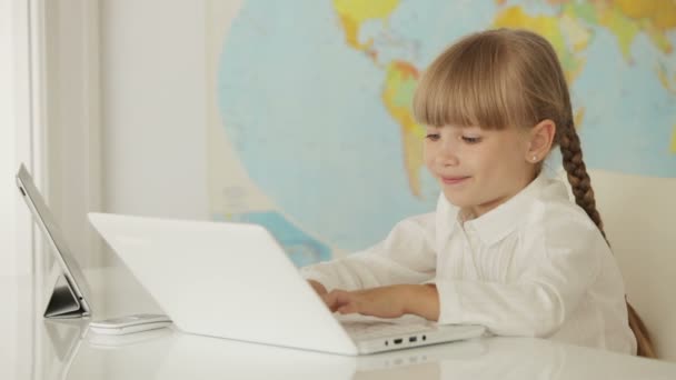 Girl sitting at table studying — Stock Video