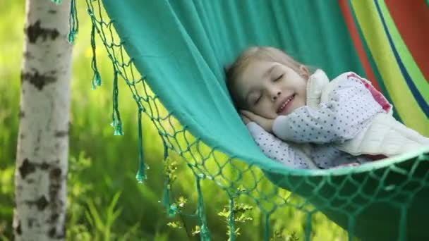 Niña acostada en una hamaca — Vídeos de Stock