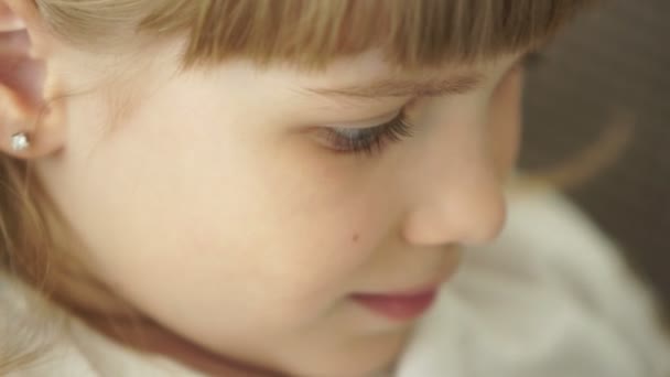 Little girl smiling. — Stock Video