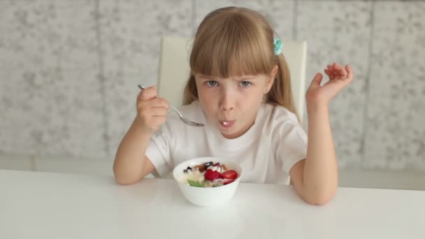 Chica comiendo helado — Vídeos de Stock