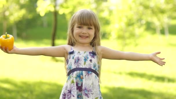 Fille heureuse filant à l'extérieur — Video
