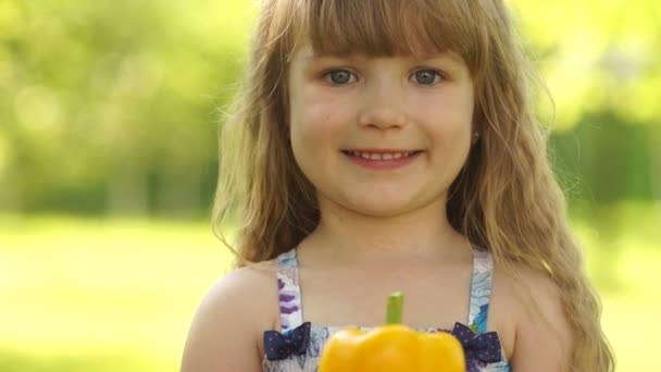 Girl holding vegetable in hands — Stock Video