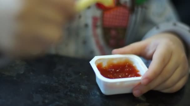 Menina comer batatas fritas . — Vídeo de Stock