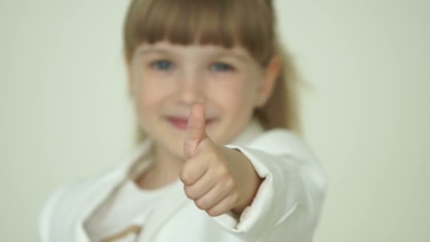 Roztomilá dívka ukazuje palec — Stock video