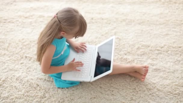 Милая маленькая девочка с помощью ноутбука — стоковое видео