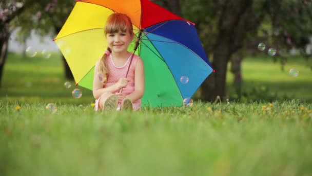 Χαριτωμένο κορίτσι με πολύχρωμο ομπρέλα — Αρχείο Βίντεο