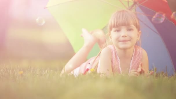 Fille couché sur l'herbe — Video