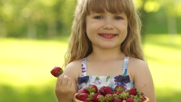 Niño sonriente comiendo fresas — Vídeos de Stock