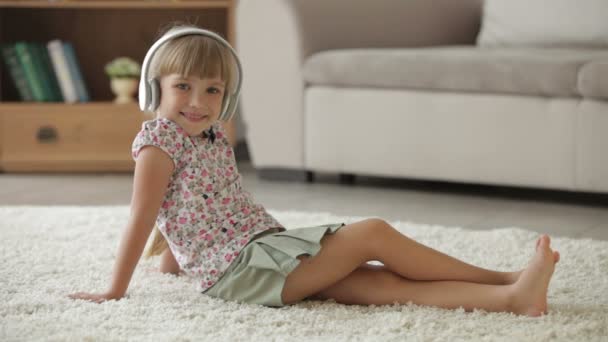 Hermosa niña escuchando música — Vídeo de stock