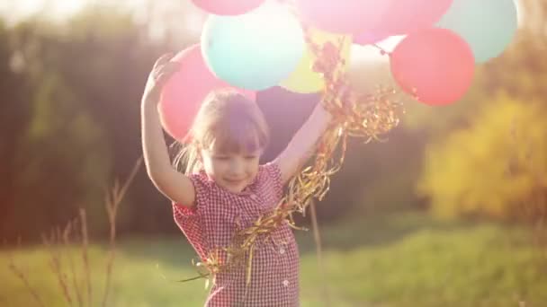 Дівчина крутиться з кульками — стокове відео