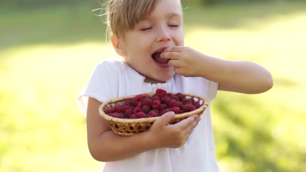 Girl eating raspberry — Stock Video
