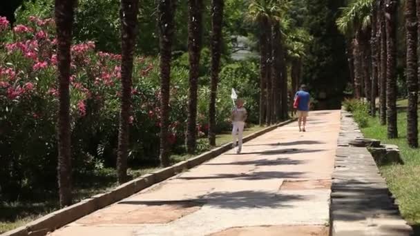Κορίτσι τρέχει στο πάρκο. — Αρχείο Βίντεο