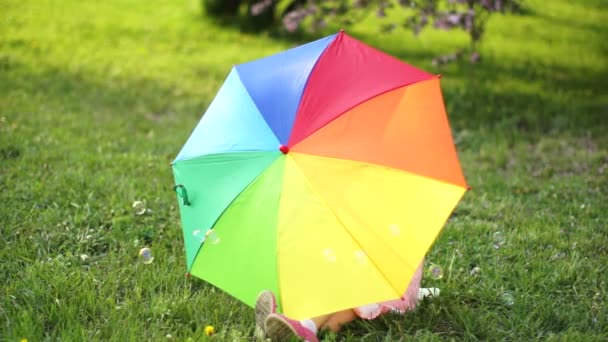 Chica con paraguas escondido — Vídeo de stock