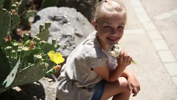 Menina comendo sorvete — Vídeo de Stock