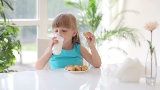 Χαριτωμένο μικρό κορίτσι, τρώγοντας πολλά κέικ — Αρχείο Βίντεο