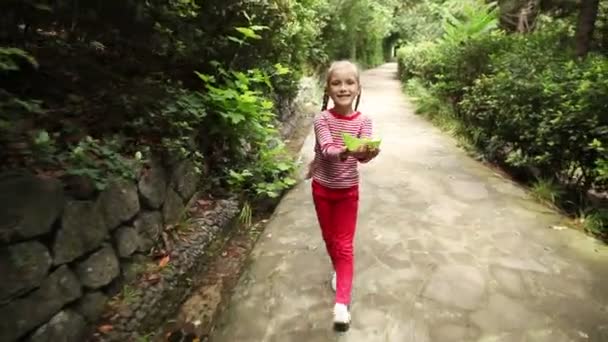 Menina andando no caminho — Vídeo de Stock
